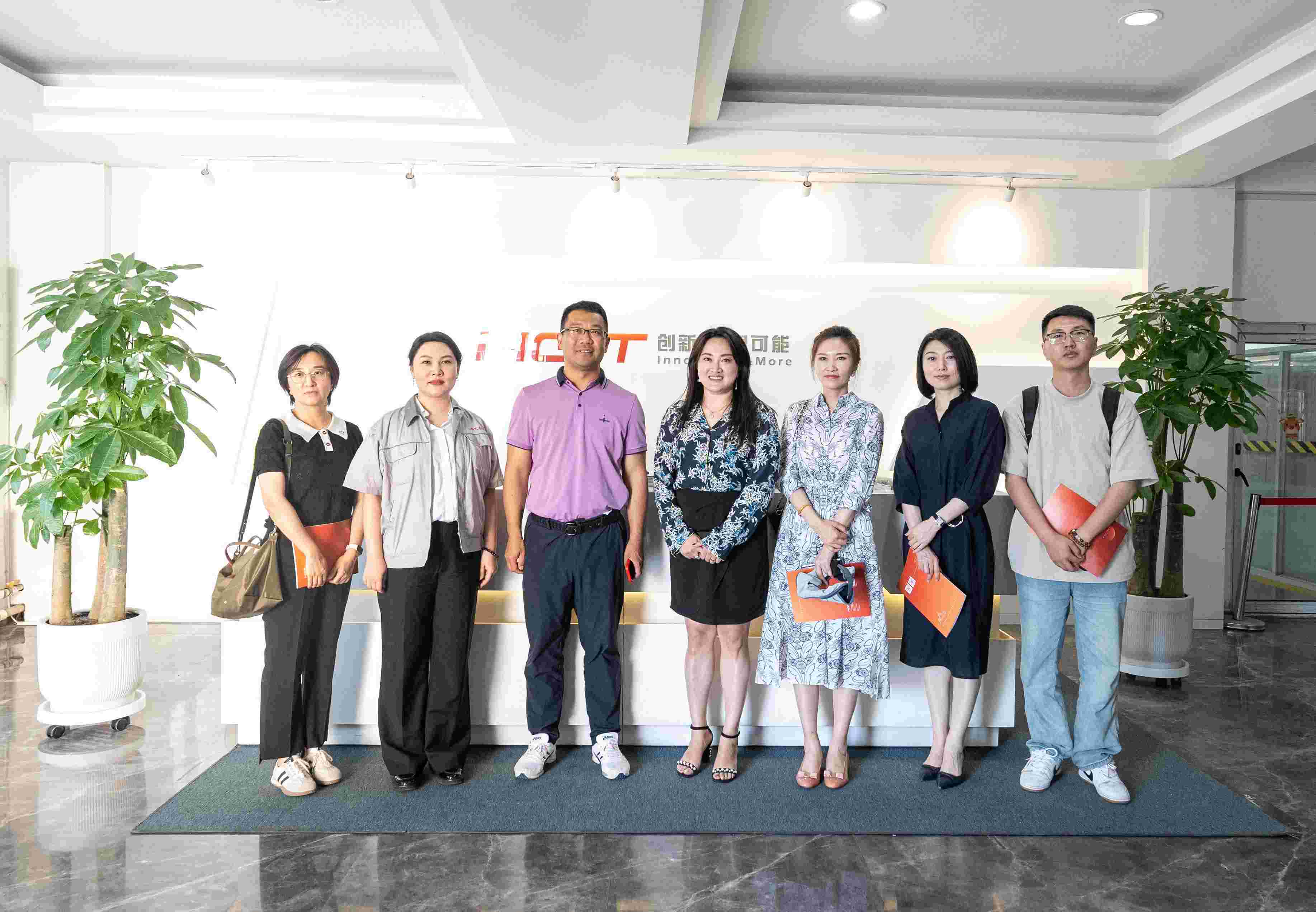 2024“市民代表走进达沃斯”产业考察团，走进华工创新参观涂胶机器人